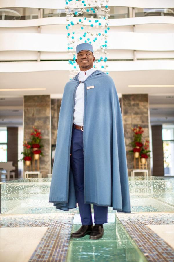 The View Bouznika Ξενοδοχείο Εξωτερικό φωτογραφία A hotel manager wearing a blue cloak