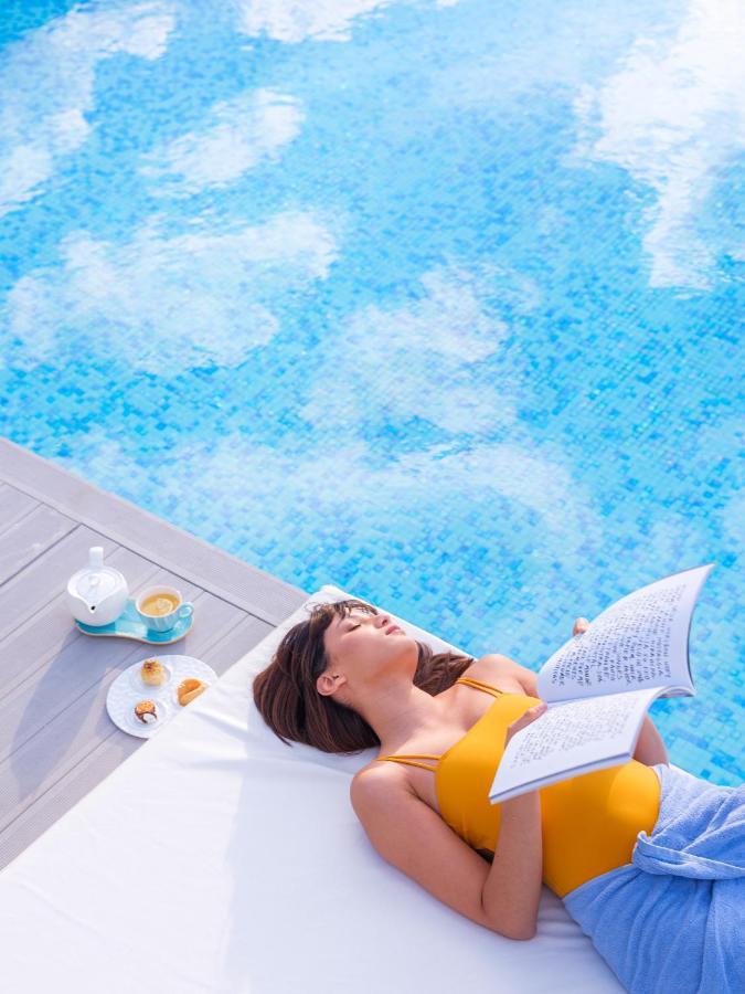 The View Bouznika Ξενοδοχείο Εξωτερικό φωτογραφία A woman sunbathing