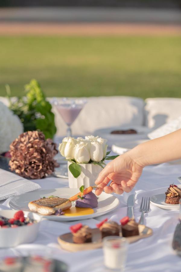 The View Bouznika Ξενοδοχείο Εξωτερικό φωτογραφία A hand reaches for a carrot at a wedding reception