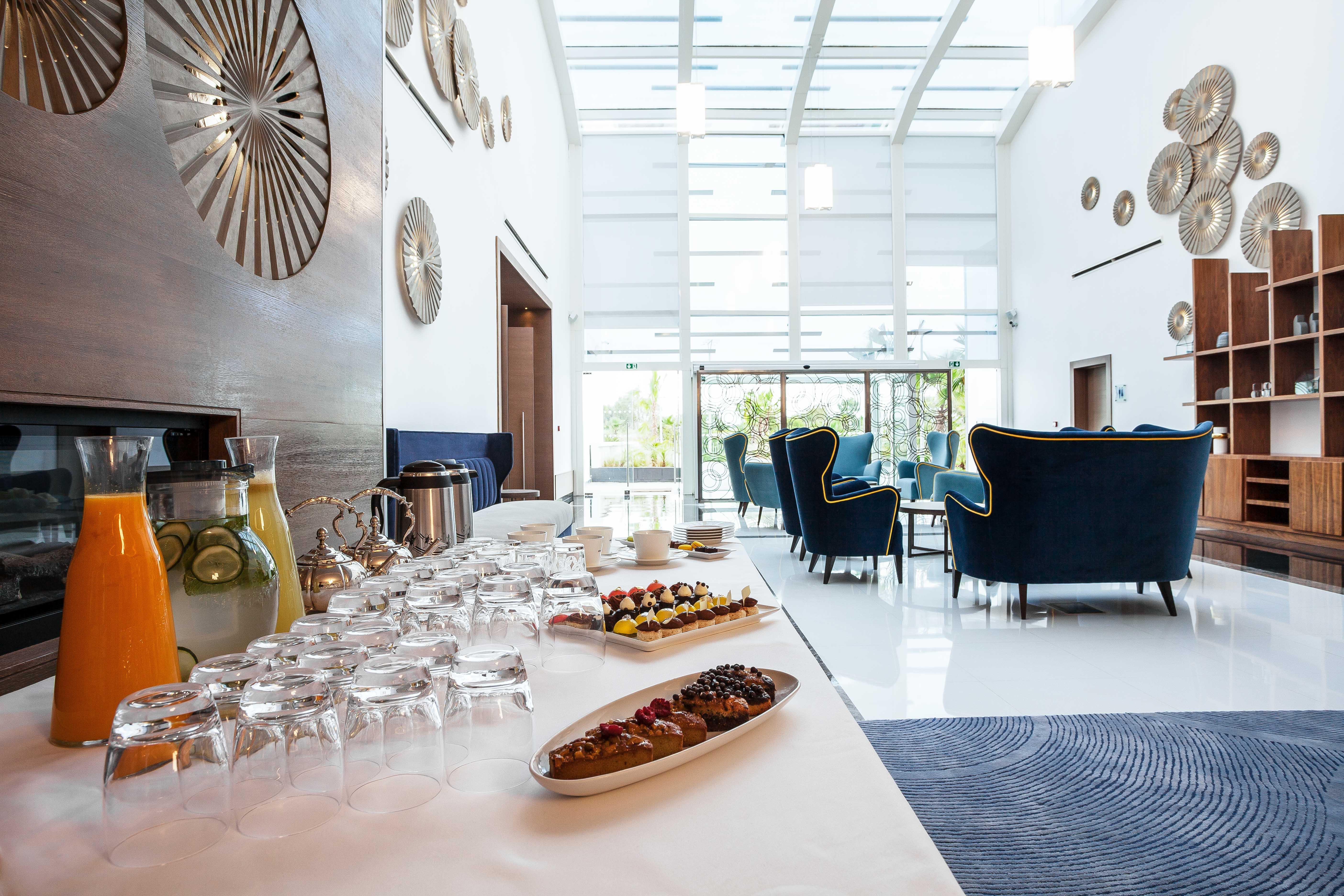 The View Bouznika Ξενοδοχείο Εξωτερικό φωτογραφία The lounge at the airport