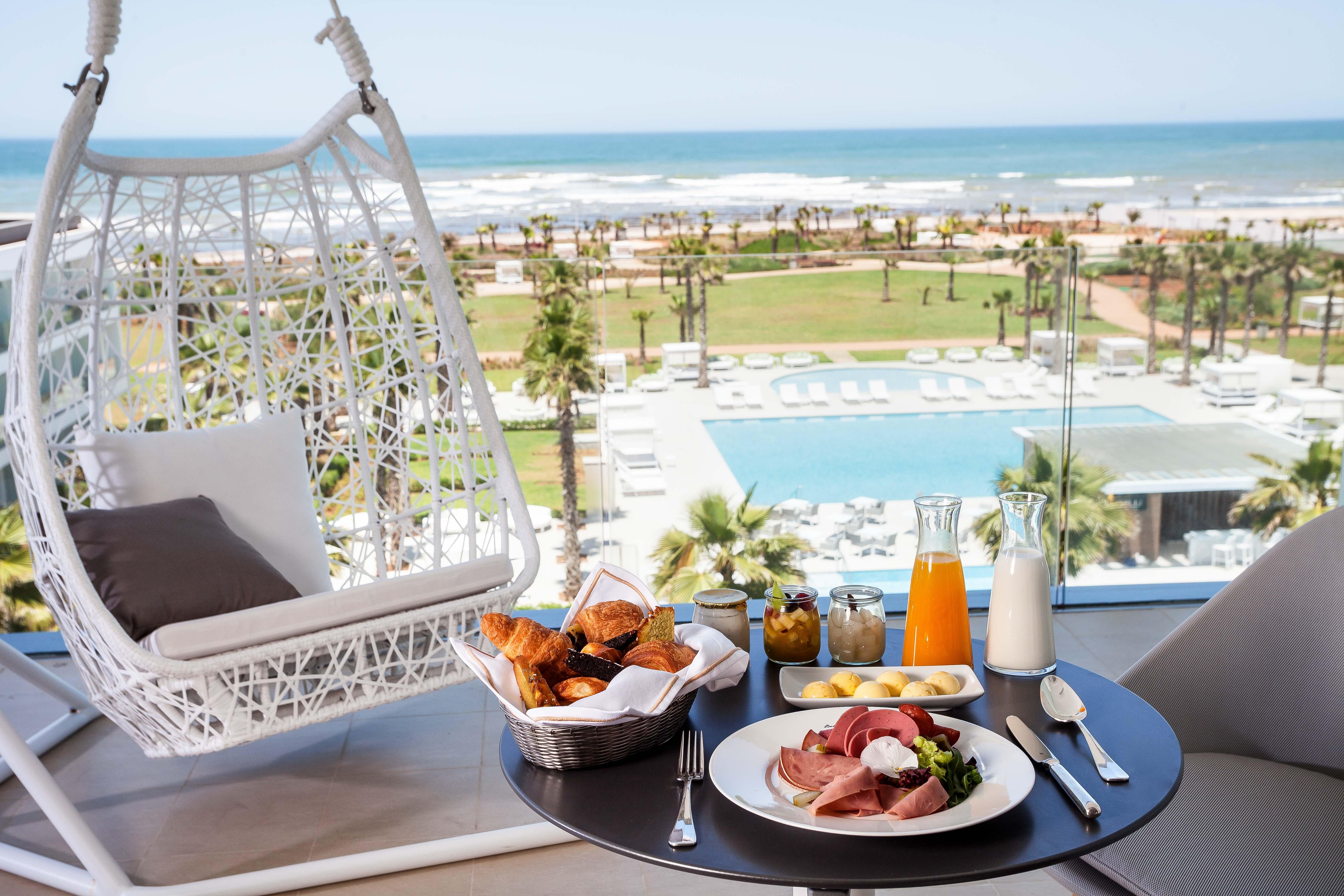 The View Bouznika Ξενοδοχείο Εξωτερικό φωτογραφία Breakfast at a hotel