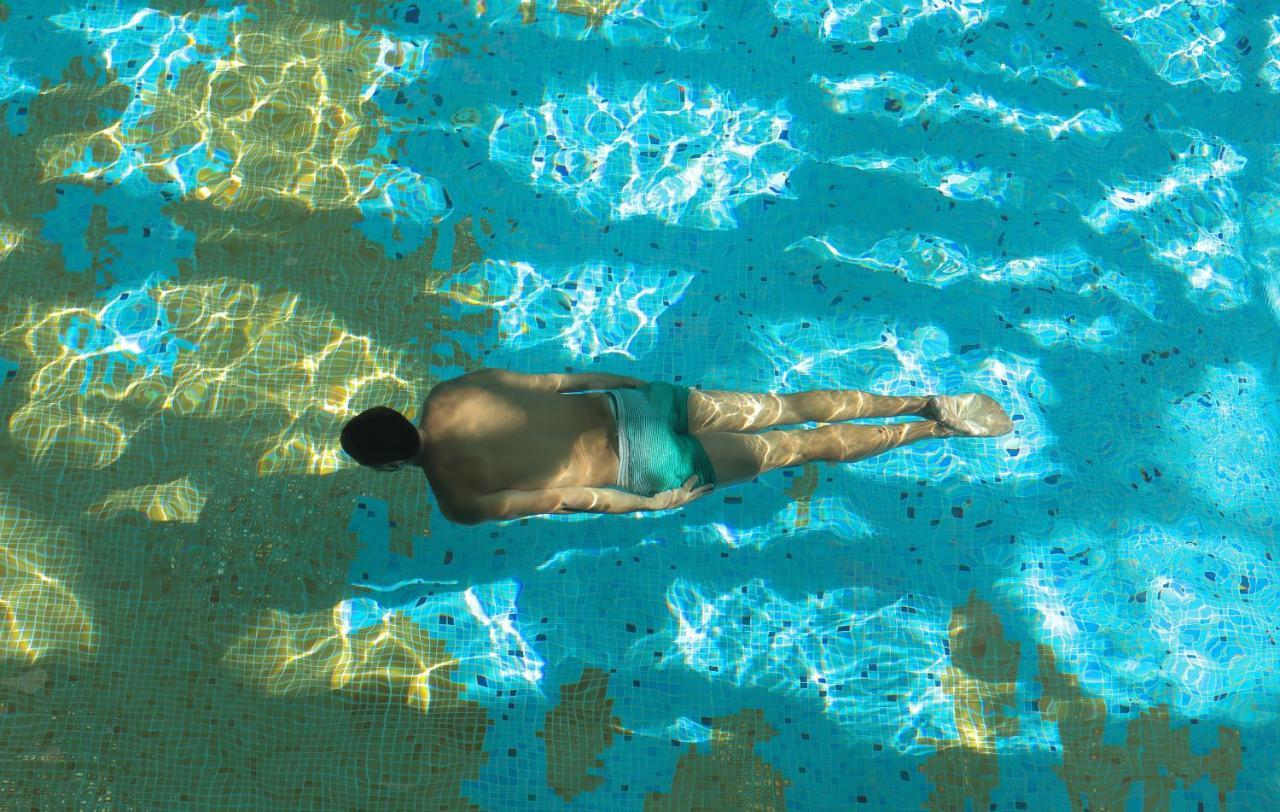 The View Bouznika Ξενοδοχείο Εξωτερικό φωτογραφία A swimmer in a pool